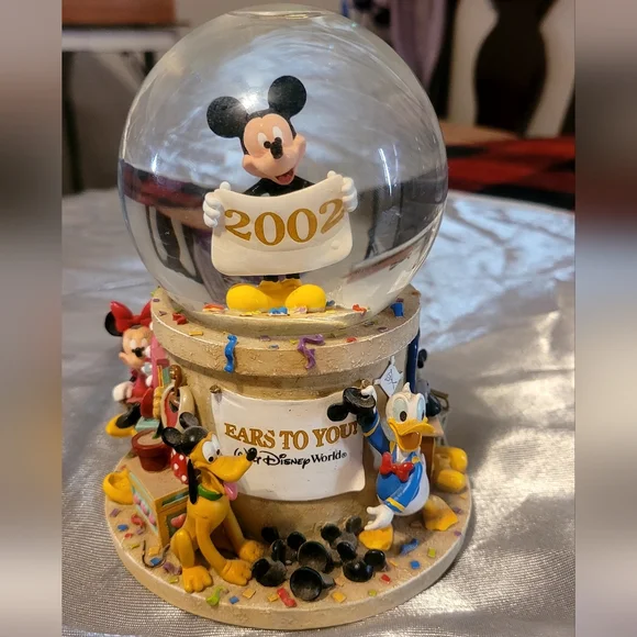 2002 Disney "Ears to You" musical snow globe featuring Mickey Mouse and friends. - Picture 2 of 12